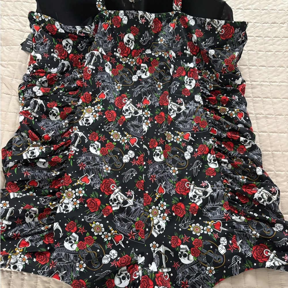 Torrid Size 6 DD/F Black Skull & Red Rose one-piece bathing suit - Picture 4 of 8